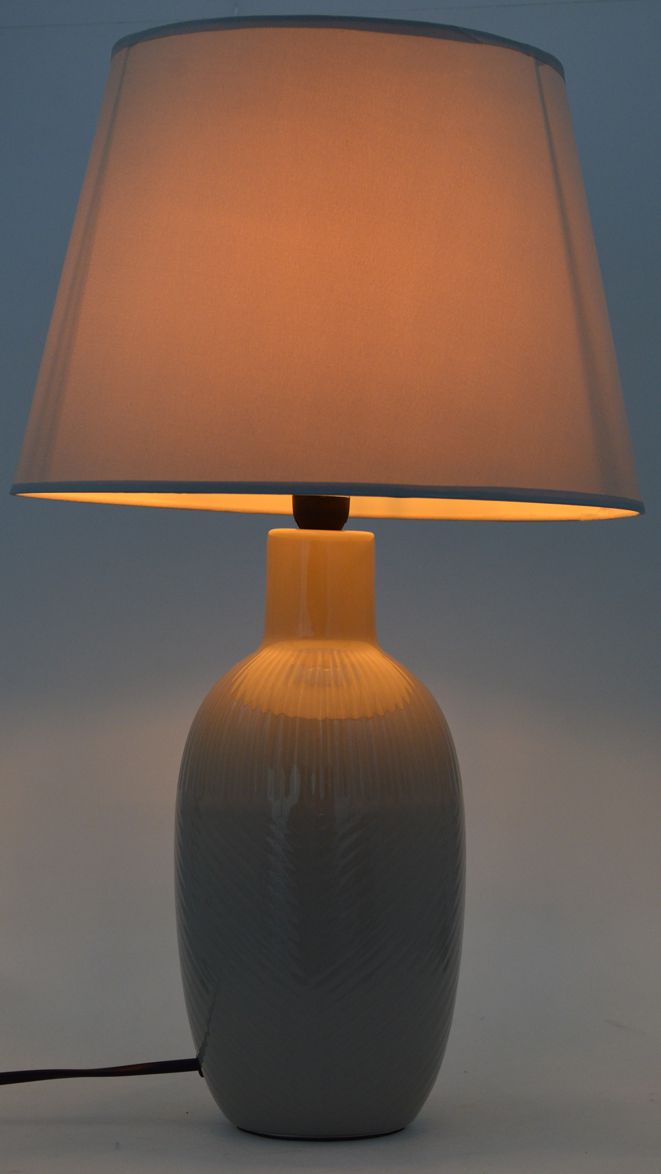LAMPA CERAMICZNA BEŻOWA PRĄŻKOWANA