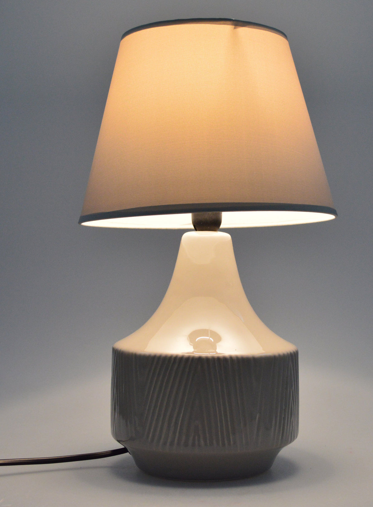 LAMPA CERAMICZNA BEŻOWA W PRĄŻKI